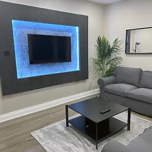 Modernised 4 Bedroom House Close To Centre, Kep Apartment Leeds (West Yorkshire)