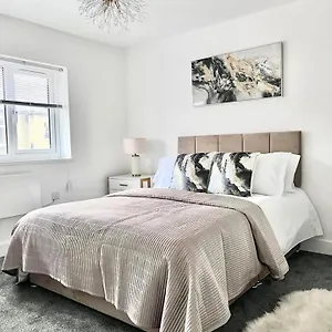 Luxury 2-bed Lindley Apartment Huddersfield